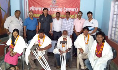 लायंस क्लब राजगढ़ के पदाधिकारियों ने बढाया विकलांगों का सहारा और उत्साह बढ़ाया