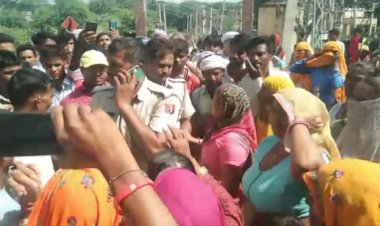 विद्युत ट्रांसफार्मर बदलवाने की मांग को लेकर महिलाओं ने किया अलवर-भरतपुर रोड पर छक्काजाम