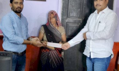 प्रधानमंत्री जीवन ज्योति बीमा योजना के तहत विधवा कमलेश को मिली दो लाख रुपये की राशि