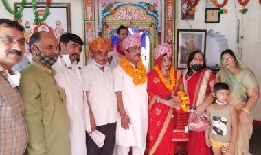 अलवर जिला परिषद के वार्ड नंबर 35 से नीलम जगदीश सोनी ने कॉन्ग्रेस पार्टी के सिम्बल पर अपना पर्चा भरा