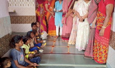 भाजपा महिला मोर्चा ने नवरात्रि पर कन्याओं को फल व मिठाई की वितरित