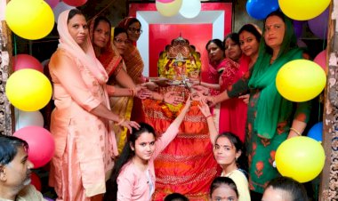 प्रिय सखी संगठन की सदस्यों ने सजाया माता रानी का दरबार