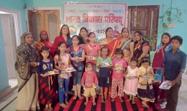 भारत विकास परिषद महिला ने बालिकाओं को वितरित की पाठ्य सामग्री