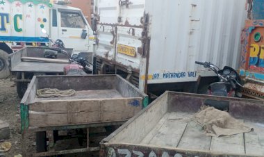 मोटरसाइकिल पर जुगाड़ बना रखे रिक्शो पर की कार्यवाही