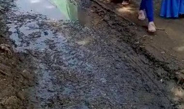 कीचड़ युक्त गंदे पानी से भरे रास्ते , ग्रामीणों के लिए बने परेशानी का सबब