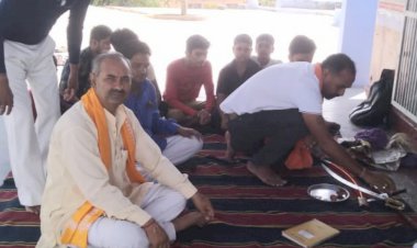 विजयदशमी पर विहिप और बजरंग दल के कार्यकर्ताओं ने किया शस्त्र पूजन