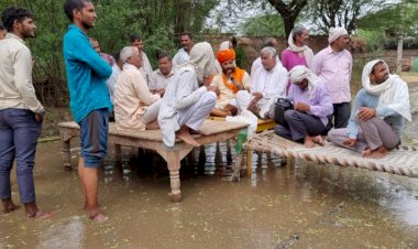 दरिया बनी पांहोरी - जनूथर सड़क के पानी में बैठकर ग्रामीणों ने किया हवन और विरोध प्रदर्शन