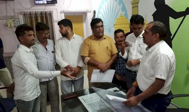 नगर पालिका में भ्रष्टाचार रोकने के लिए भाजपा पार्षदों ने अधिशासी अधिकारी को सौंपा ज्ञापन