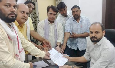 महुआ सामुदायिक स्वास्थ्य केंद्र की चिकित्सा व्यवस्था सुधारने की मांग को लेकर एसडीएम को सौपा ज्ञापन