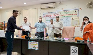 महुआ पटवारी नवनीत अवस्थी को जिला कलेक्टर दौसा ने किया सम्मानित