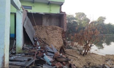 पोखर के पास बना मकान बरसात मे ढहा, लाखो का नुकसान, 1 पशु की दबकर मौत