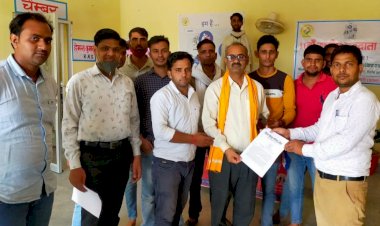 बांग्लादेश में मंदिरों और हिंदुओं पर हमले की घटना को लेकर विहिप कार्यकर्ताओं ने राष्ट्रपति के नाम एसडीएम को सौंपा ज्ञापन