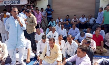 ग्राहक बनकर आए युवकों ने पिस्तौल दिखाकर अनाज व्यापारी से लूटे 4 लाख रुपये