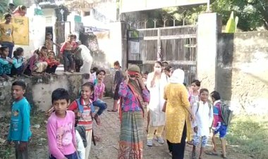 नगला मना में विद्यालय के बाहर रास्ते मे कीचड़ व जल भराव, ग्रामीणों ने विद्यालय पर जड़ा ताला