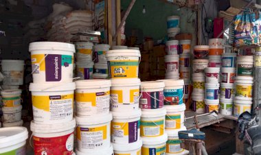 रंग पेंट व डिस्टैम्पर की सजी दुकानें, बिक्री कम होने से विक्रेता मायूस