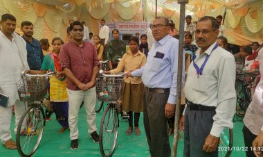 उकरुंद मे छात्राओं को साइकिल की वितरण