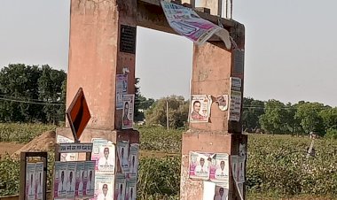 आम रास्तो पर टांगे गए बैनर के ऊपर रखे ईट पत्थर लोगों के लिए हो सकते हैं खतरानाक साबित