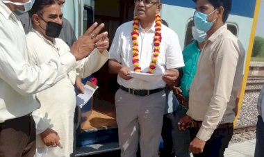 मथुरा - दिल्ली के बीच संचालित ई एम यू ट्रेन को ड़ीग से वाया मथुरा दिल्ली संचालित करने की मांग को लेकर डी आर एम को दिया ज्ञापन