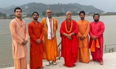 महामंडलेश्वर स्वामी हंसराम जी ने माँ गंगा में शारदीय नवरात्रि की भस्मि प्रवाहित की