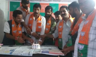 भाजपा समर्थक मंच युवा मोर्चा ने केक काटकर मनाया प्रदेश अध्यक्ष पूनिया का जन्मदिन