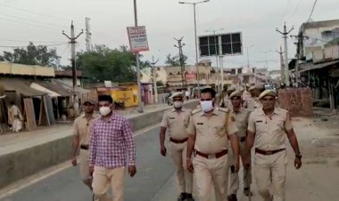 दीपावली त्यौहार की सुरक्षा को लेकर नगर पुलिस ने निकाला फ्लैग मार्च