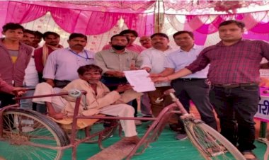 ट्राई साइकिल मिलने पर दिव्यांग समसू का जीवन हुआ आसान