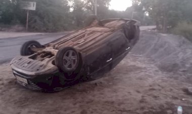 नींद की झपकी आने से अलवर-बहरोड़ राजमार्ग पर पलटी कार, बाल बाल बचा चालक