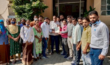 कोविड स्वास्थ्य सहायकों का कार्यकाल बढ़ाने की मांग को लेकर उपखंड अधिकारी को सौंपा ज्ञापन