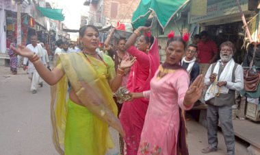 किन्नरों ने बाजारों में डांस कर व्यवसाईयों को दी त्यौहारी बधाइयां , दुकानदारों ने नगदी भेंट कर लिया आशीर्वाद