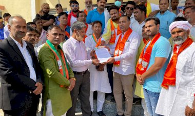 भाजपा कार्यकर्ताओं ने गहलोत सरकार के खिलाफ विरोध प्रदर्शन कर राज्यपाल के नाम सौंपा ज्ञापन