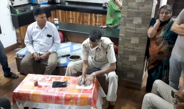 ड़ीग कस्बे के मुख्य बाजार स्थित पार्षद के सुने घर का ताला तोड़कर नगदी सहित 4 लाख रुपये का सामान चोरी