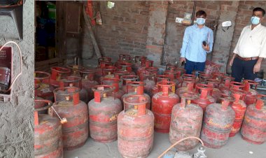 रसद विभाग ने अवैध रूप से गाड़ियों में रिफिलिंग पर की बड़ी कार्रवाई, 28 भरे, 15 खाली सिलेंडर एवं दो रिफिलिंग मोटर्स जब्त
