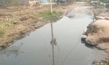 चुल्हेरा में आम रास्तो में जलभराव व कीचड़ के चलते ग्रामीणों का रास्ता से निकलना हुआ दूभर