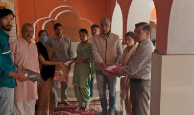 निर्धन कन्याओं को सहायता राशि का चैक सौंपा