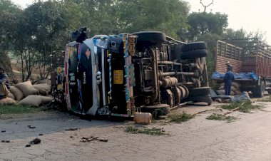 टायर फटने से बाजरे की बोरियों से भरा ट्रक पलटा