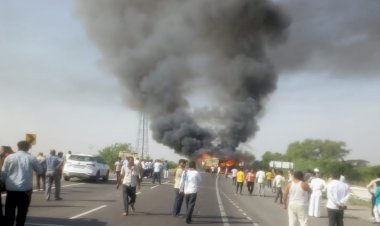 रॉन्ग साइड से आया ट्रेलर बस से भिड़ा, जबरदस्त धमाके के बाद लगी आग, 8 लोग जिंदा जले