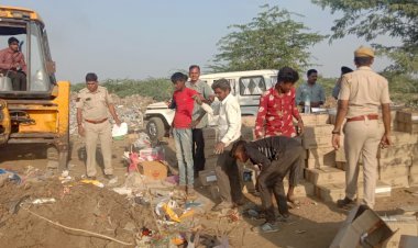 न्यायालय के आदेश पर तखतगढ़ पुलिस ने जेसीबी से गड्ढ़ा खोदकर देसी शराब की पेटियां कराई नष्ट