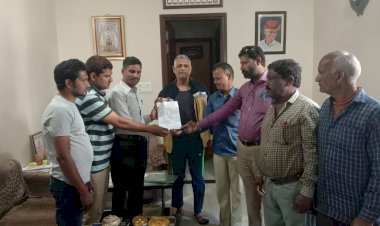 सांगानेर कोठारी नदी पुलिया निर्माण कार्य चालू नहीं होने पर शहर विधायक शंकर अवस्थी को सौंपा ज्ञापन