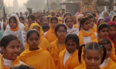 जल महलों की नगरी डीग पहुंची राधारानी ब्रज यात्रा पुष्प वर्षा कर लोगो ने किया पद यात्रियों का स्वागत