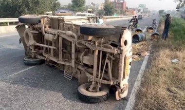 टायर फटने से पिकअप पलटी, बड़ा हादसा टला