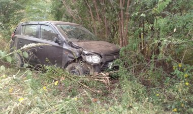 क्षतिग्रस्त राजमार्ग के कारण गहरे गड्ढे में गिरी कार, ग्रामीणों ने राजमार्ग दुरुस्त करने की मांग