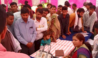 महरावर में आयोजित शिविर में स्कूली बच्चों व देवसेना के कार्यकर्ताओं ने प्रदर्शन कर ज्ञापन सौंपा