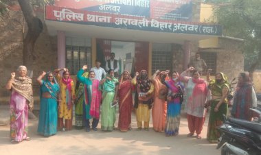 अभिनेत्री कंगना रनाैत के खिलाफ महिला काॅग्रेस की जिलाध्यक्ष कमलेश सैनी के नेतृत्व मे मामला कराया दर्ज