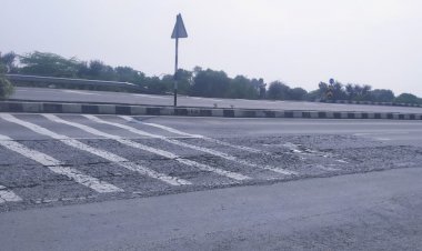 हादसे को न्यौता दे रहे हाईवे पर बने गड्ढे