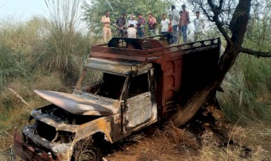 पुलिस नाकाबंदी में पिकअप छोड़कर फरार हुए गौतस्कर, अज्ञात कारणों से लगी आग
