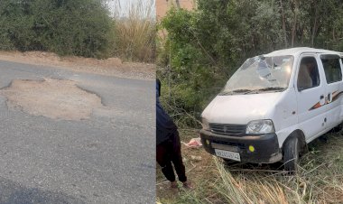 अलवर-बहरोड़ राजमार्ग पर मौत का काल बने गहरे गड्ढे, टायर फटने के बाद गहरे गड्ढे में गिरी इको कार, चार घायल