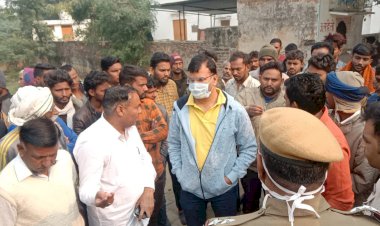 ट्रेक्टर की टक्कर से बाइक सवार की मौत, गुस्साए लोगों ने एसडीएम कार्यालय पर प्रदर्शन