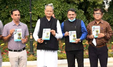 मुख्यमंत्री अशोक गहलोत ने खैरथल निवासी डॉ जितेंद्र लोढ़ा की पुस्तक का किया विमोचन