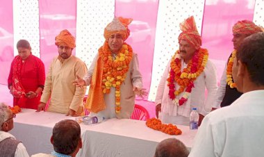 नवनिर्वाचित जिलाप्रमुख बलवीर छिल्लर को चांदी का मुकुट पहनाकर किया स्वागत
