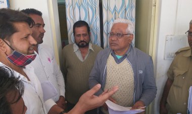 बिजली बिलों में राहत की मांग को लेकर अधीक्षण अभियंता को सौपा ज्ञापन